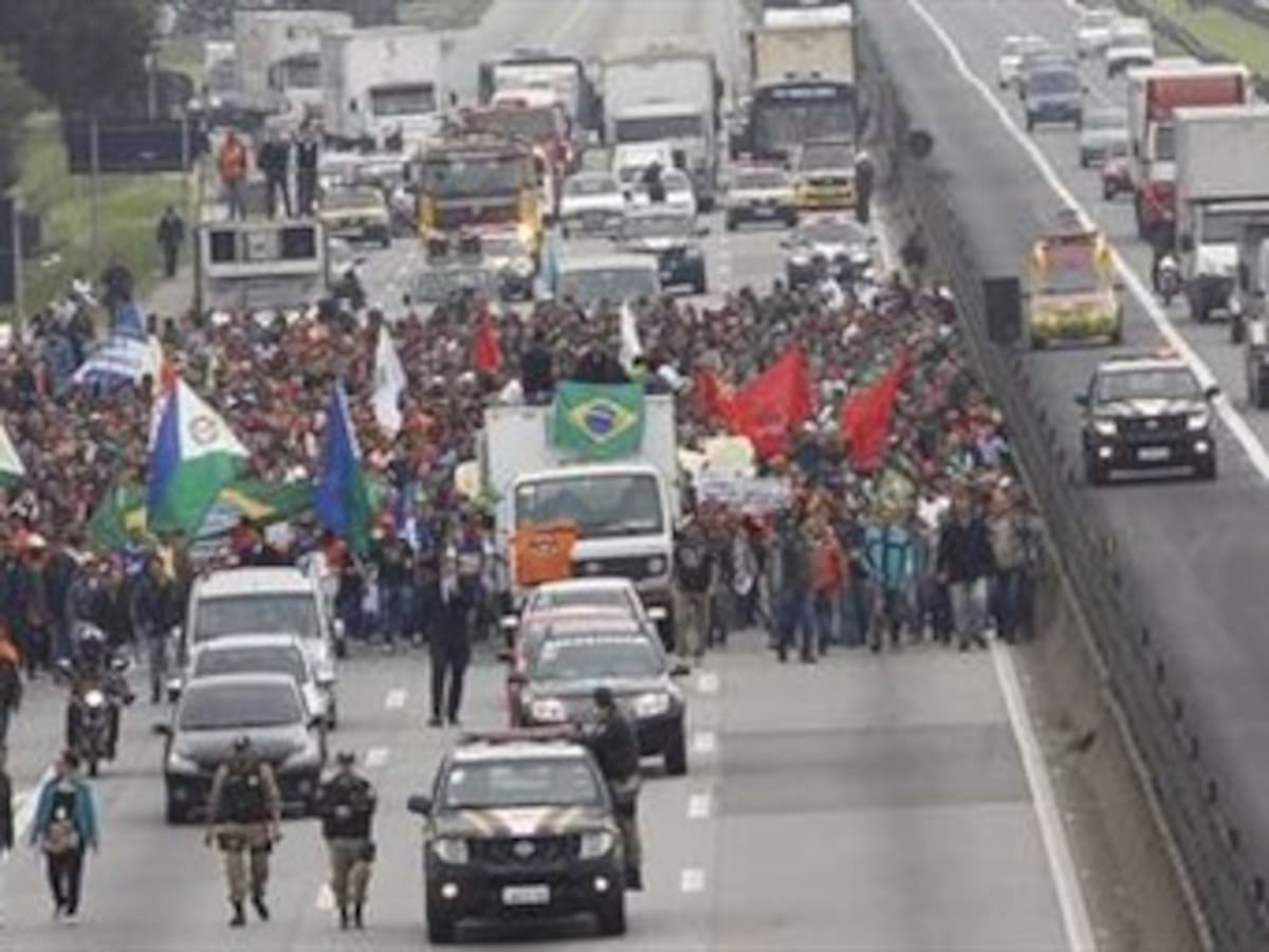 Protestas sindicales bloquean carreteras y paralizan transporte en Brasil