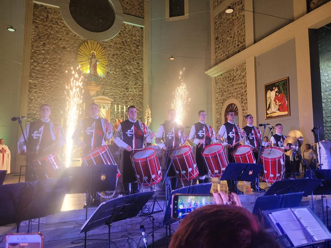 Los Caballeros de la Virgen en la iglesia del Sagrado Corazón de Jesús en Armenia. Foto: cortesía Facebook/ Karina Isabel Arboleda
