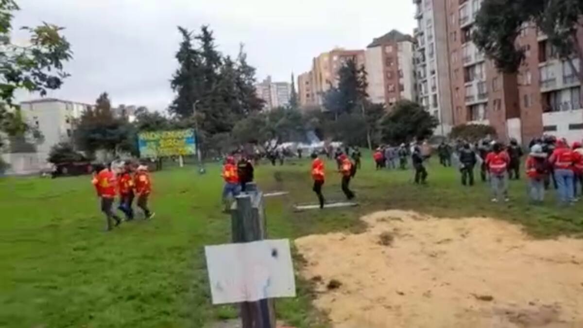 Habitantes del barrio Marsella se encadenaron a un árbol del parque “La Paz”