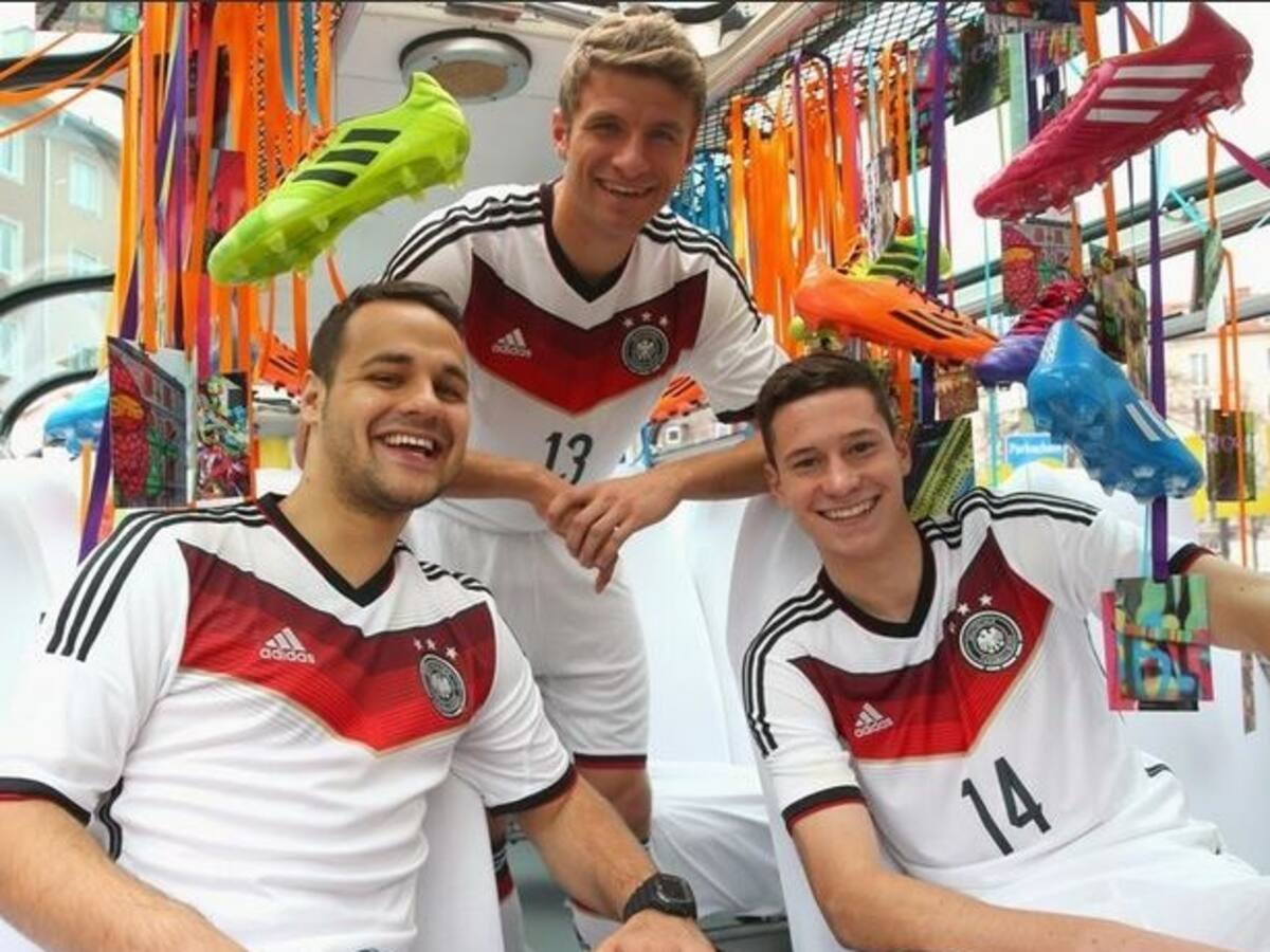 Thomas Müller y Julian Draxler muestran la nueva camiseta de Alemania
