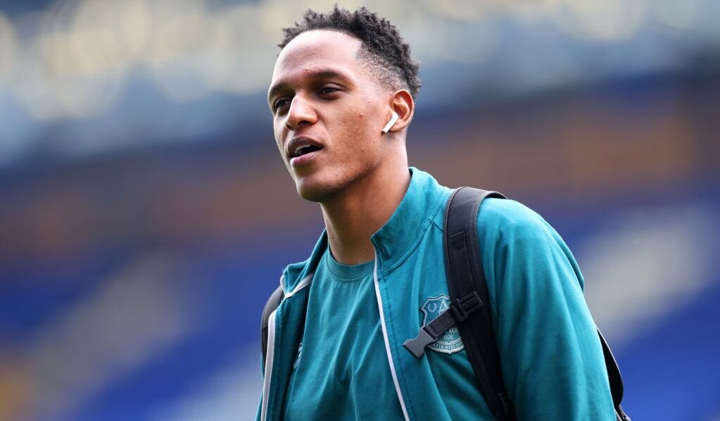 Yerry Mina llegando al estadio para un partido entre Everton y Fulham (Photo by Marc Atkins/Getty Images)