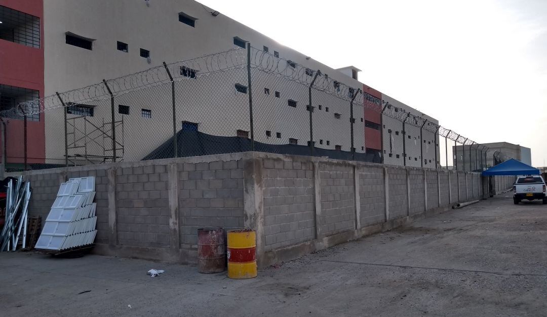 En una visita realizada por la Personería, se evidenció la falta de lavaderos, una cocina, humedad en todo el primer piso del edificio, entre otros