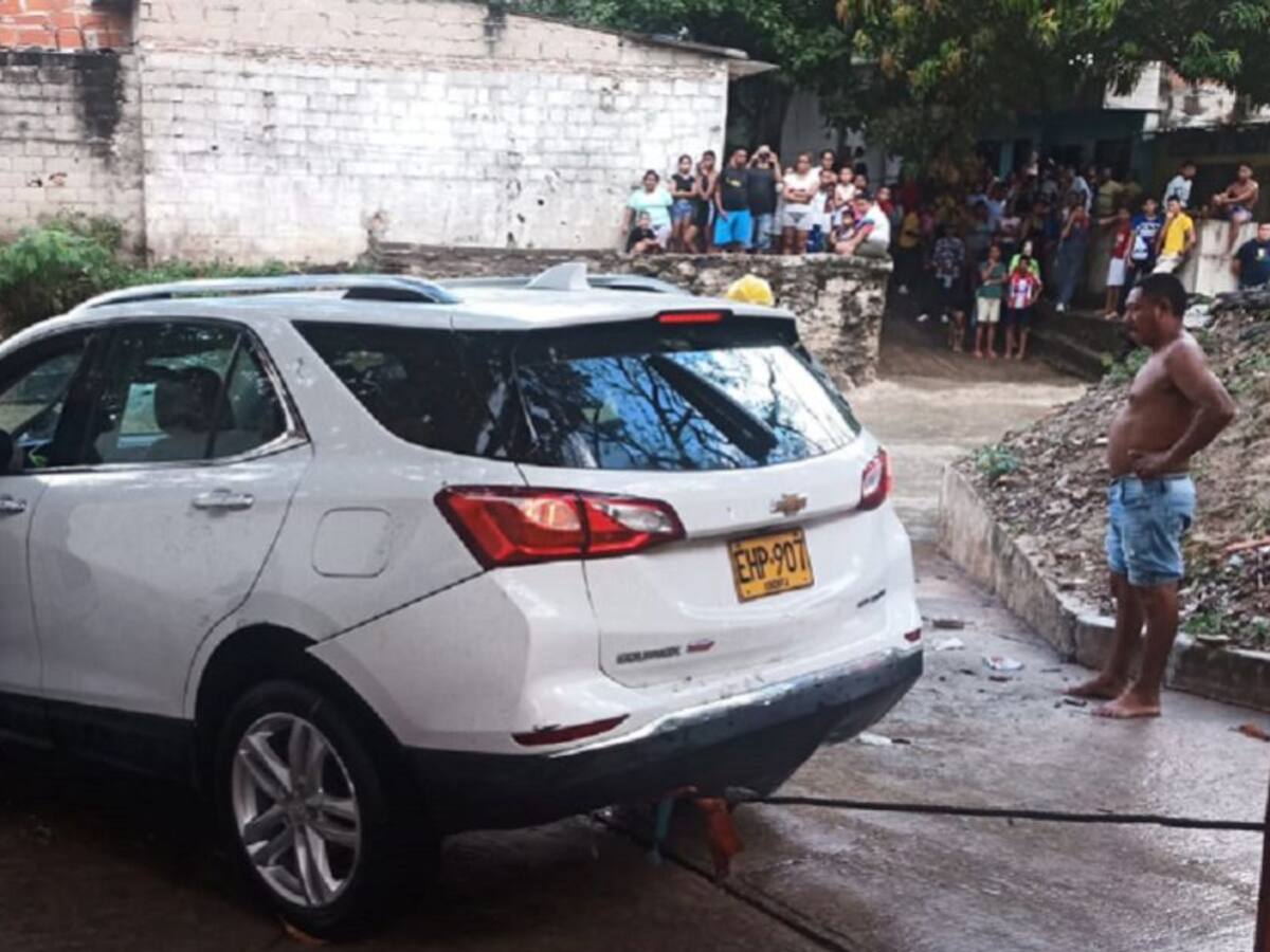 Conductor de camioneta es rescatado de un arroyo en Soledad, Atlántico
