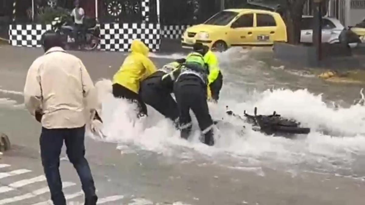 Ciudadano fue rescatado de arroyo por tres patrulleros de la Policía: esta es la historia
