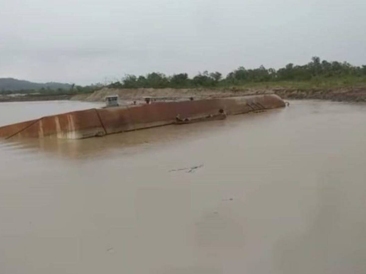 2 muertos y 4 desaparecidos deja accidente de draga en El Bagre