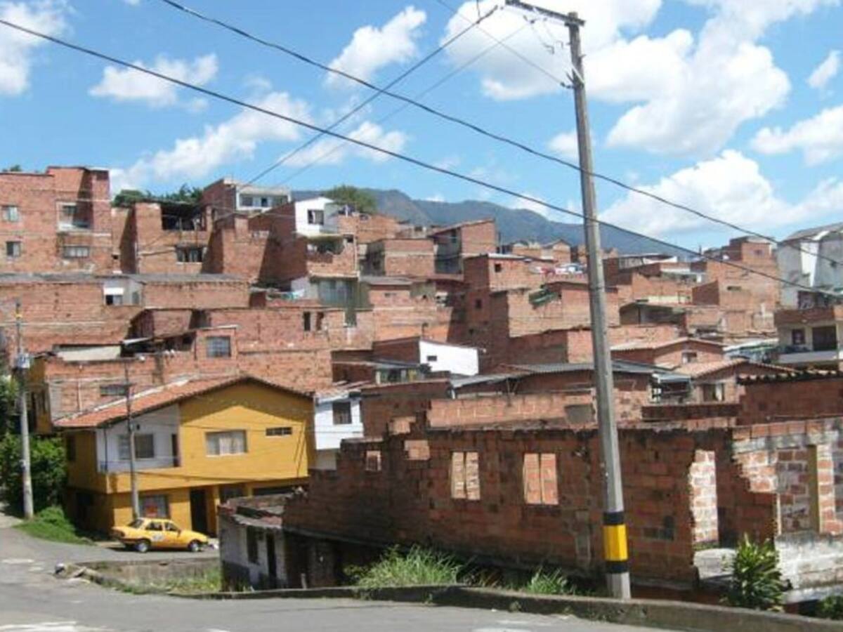 Con trapos rojos y cacerolazo piden ayuda en Villa Hermosa