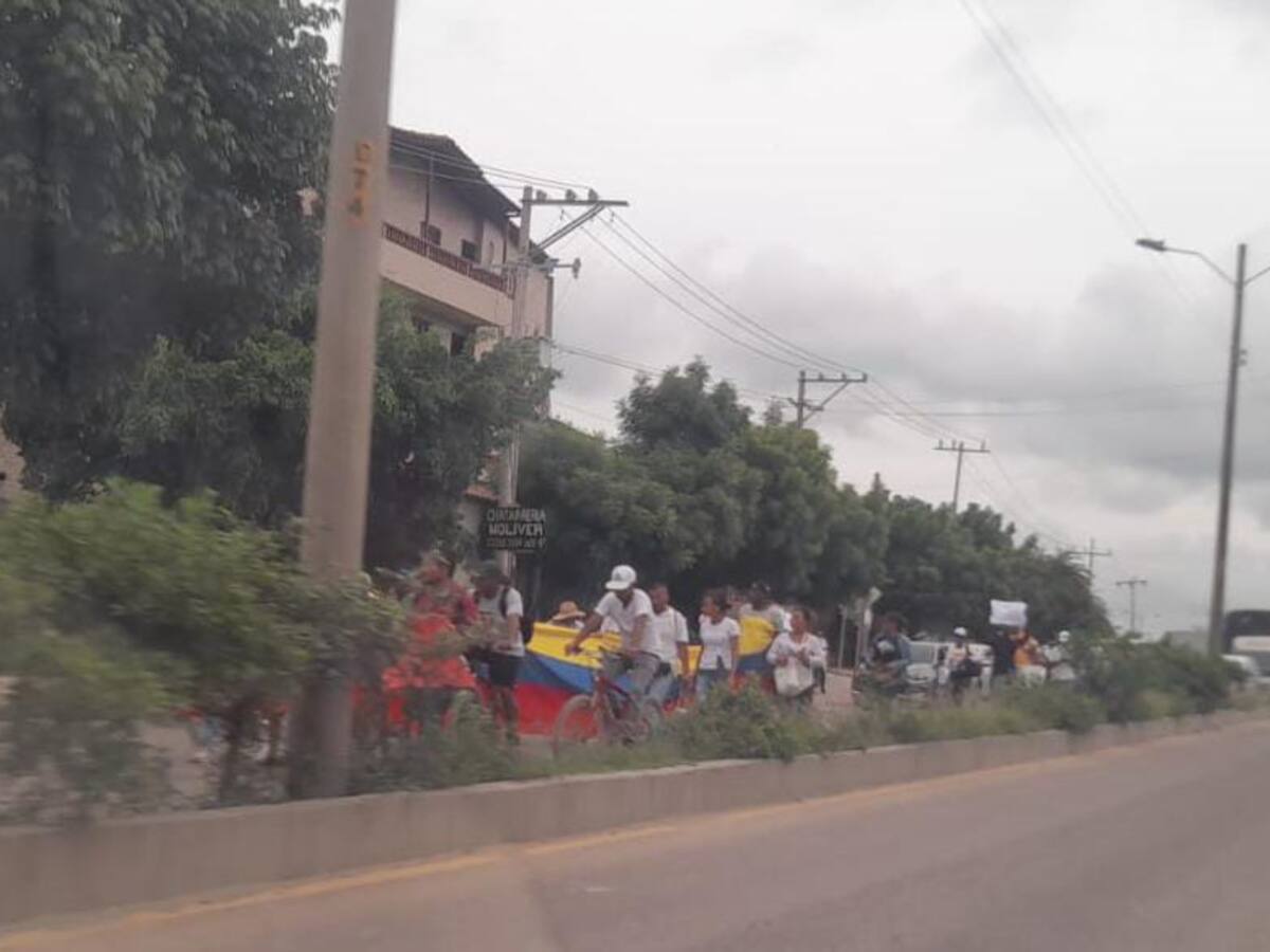 Con protesta pidieron frenar desalojo en el barrio Nelson Mandela: hubo varios trancones