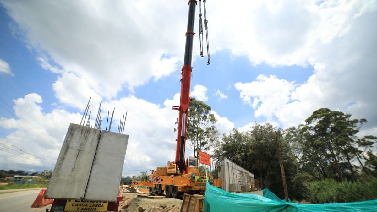 Instalan vigas del puente sobre el río Negro en doble calzada Tablazo-Llanogrande