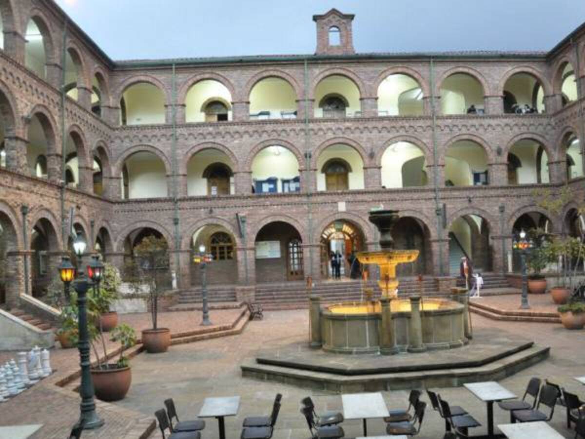 Universidad Santo Tomás guarda silencio sobre profesor descortés con sus alumnas