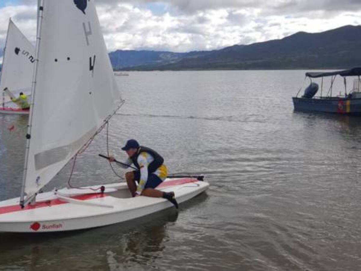 Escuela Naval de Cartagena participa en Copa de Sunfish en Tominé