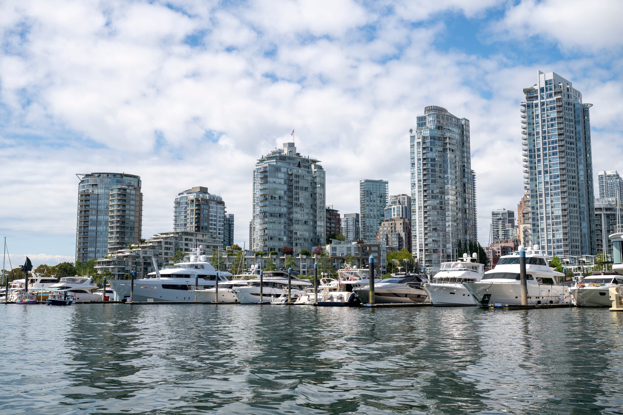 Vista al cielo de la bahía en Yaletown, Canada (Crédito: Getty Images)