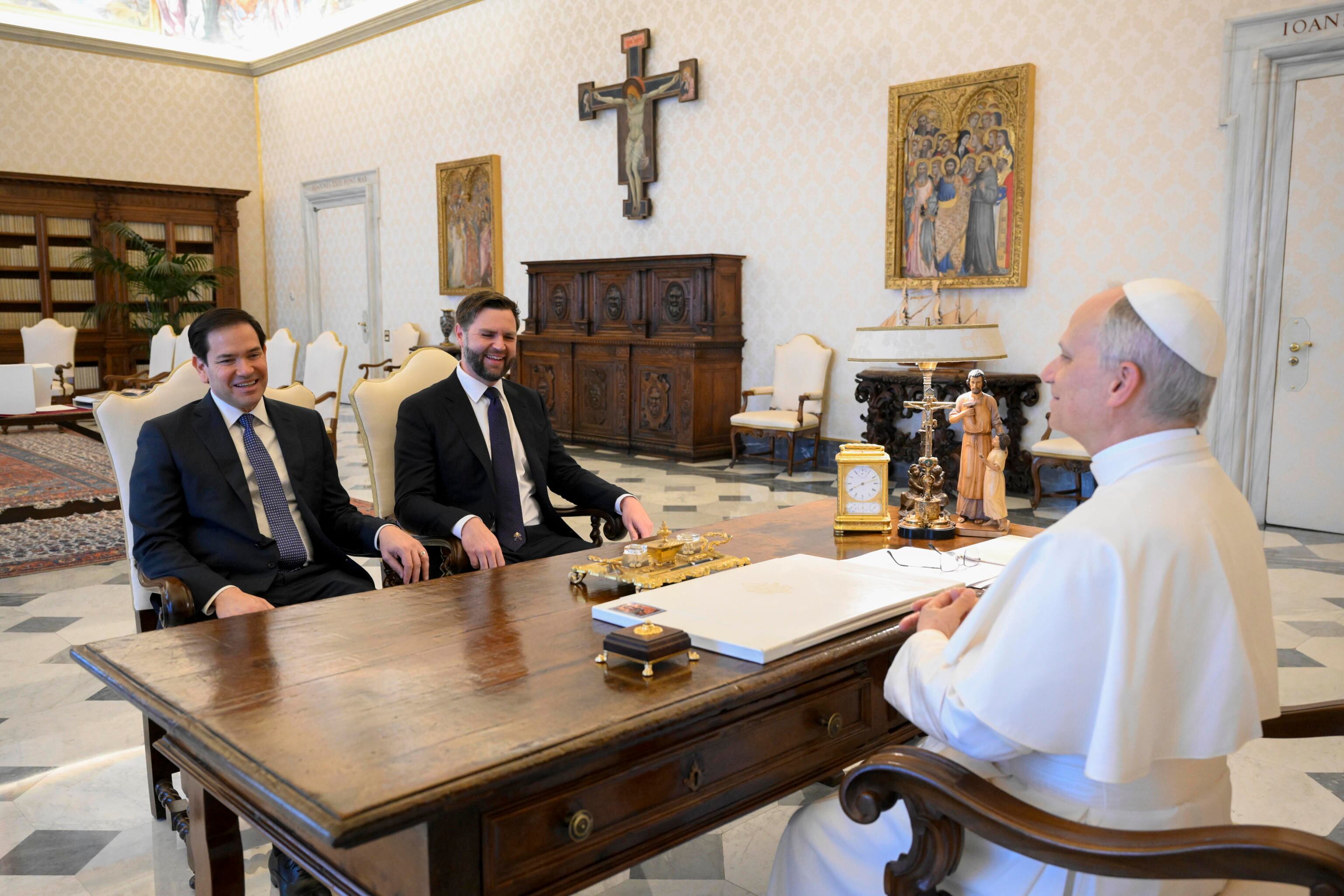 VATICAN CITY (Vatican City State (Holy See)), 19/05/2025.- A handout picture provided by the Vatican Media shows US Secretary of State Marco Rubio and US Vice President JD Vance with Pope Leo XIV during their meeting in the Vatican, May 19, 2025. (Papa) EFE/EPA/VATICAN MEDIA HANDOUT HANDOUT EDITORIAL USE ONLY/NO SALES