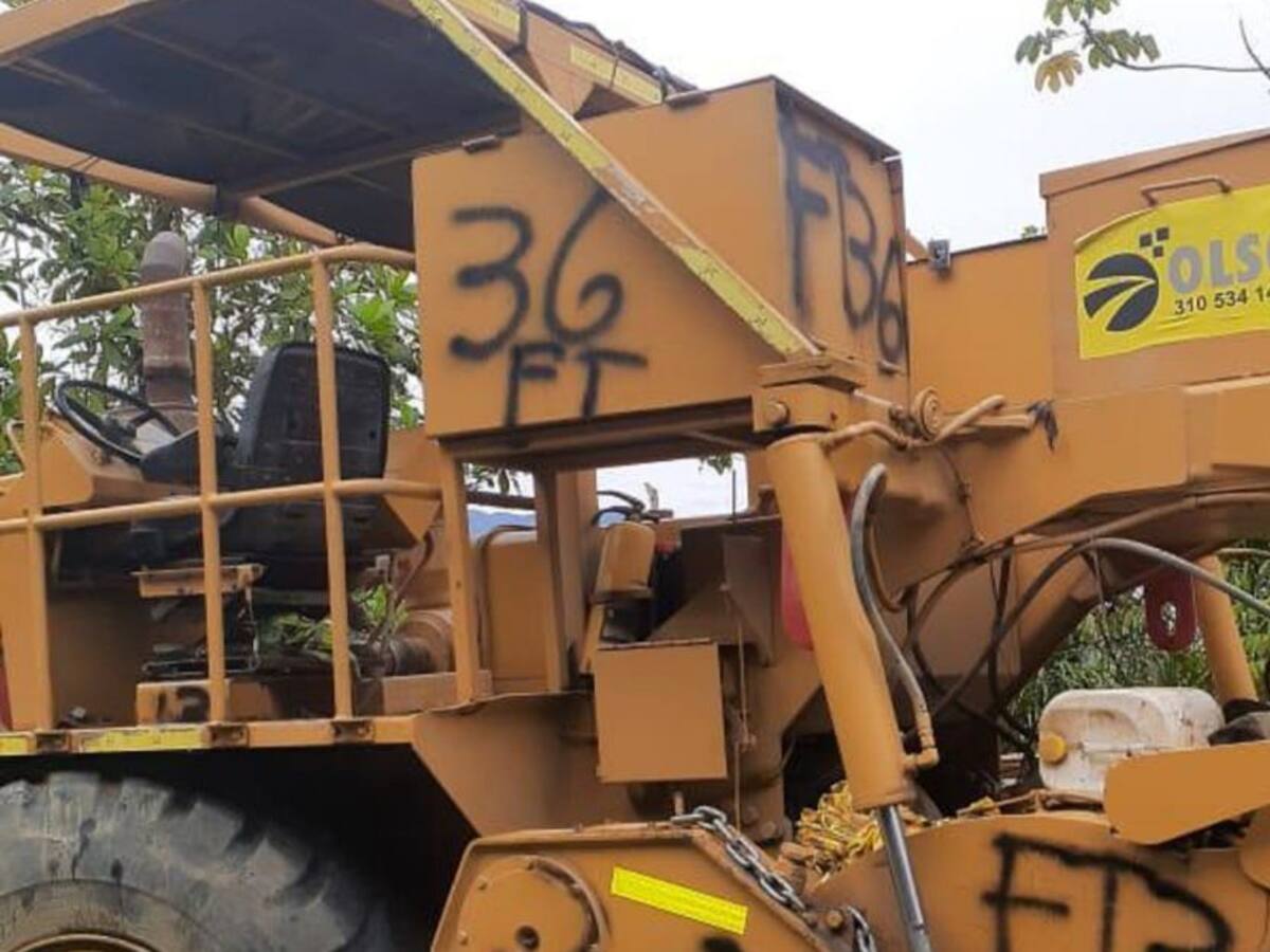 En Briceño pintaron siglas de disidencias en maquinaria amarilla