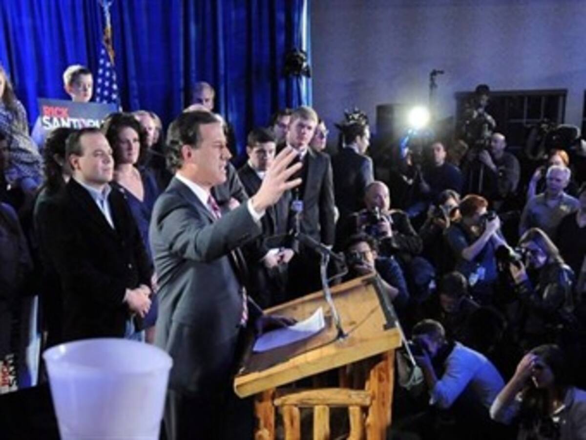 Romney y Santorum saborean la victoria en Iowa con sus seguidores