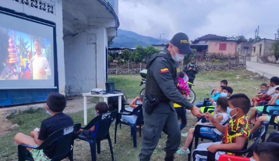 Cine Al Parque de la Policía en San Antonio - Tolima