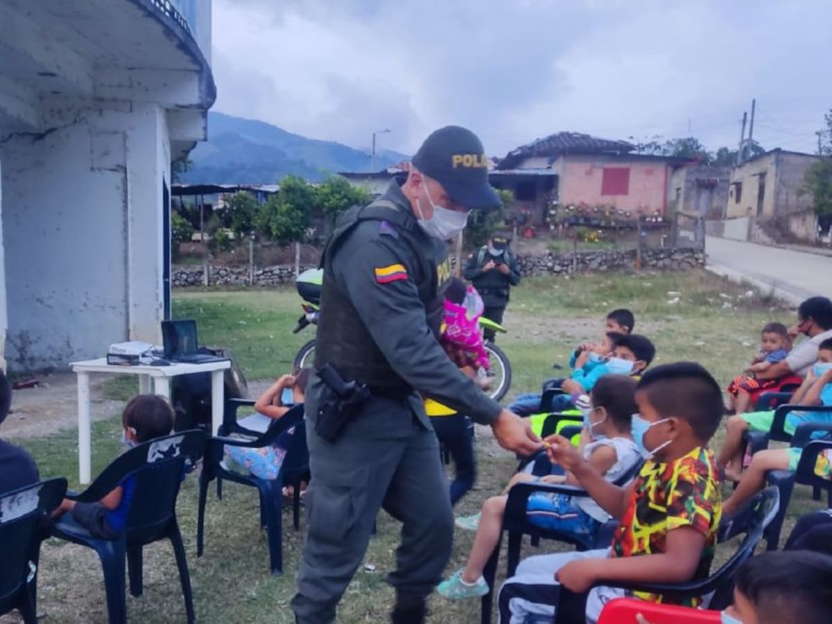 Con cine al parque Policía emplea tiempo libre de los niños en el Tolima