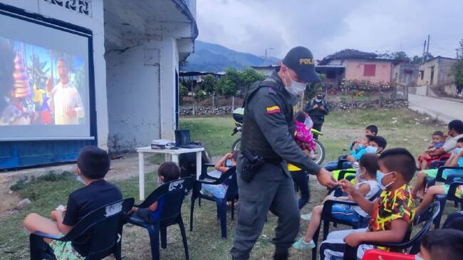 Cine Al Parque de la Policía en San Antonio - Tolima