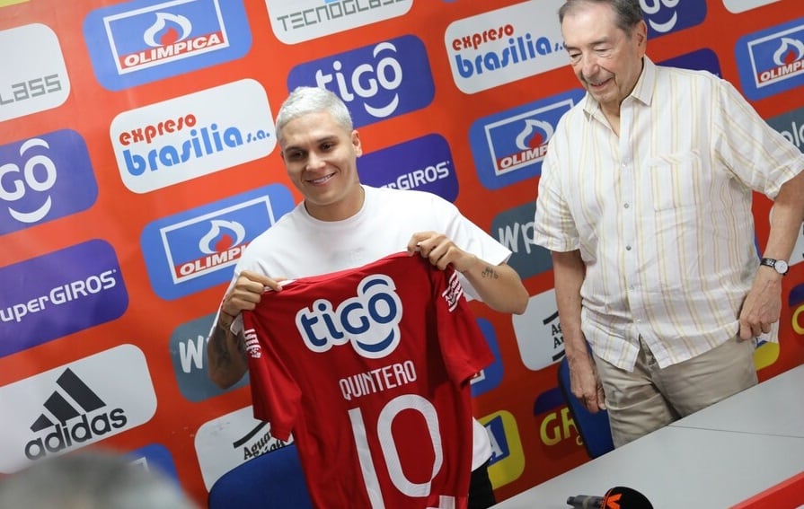Juan Fernando Quintero y a su lado Fuad Char, máximo accionista de Junior, en la presentación del jugador como refuerzo del Junior en 2023 / Colprensa ¿Juanfer Quintero regresa al Junior? Esto se sabe
