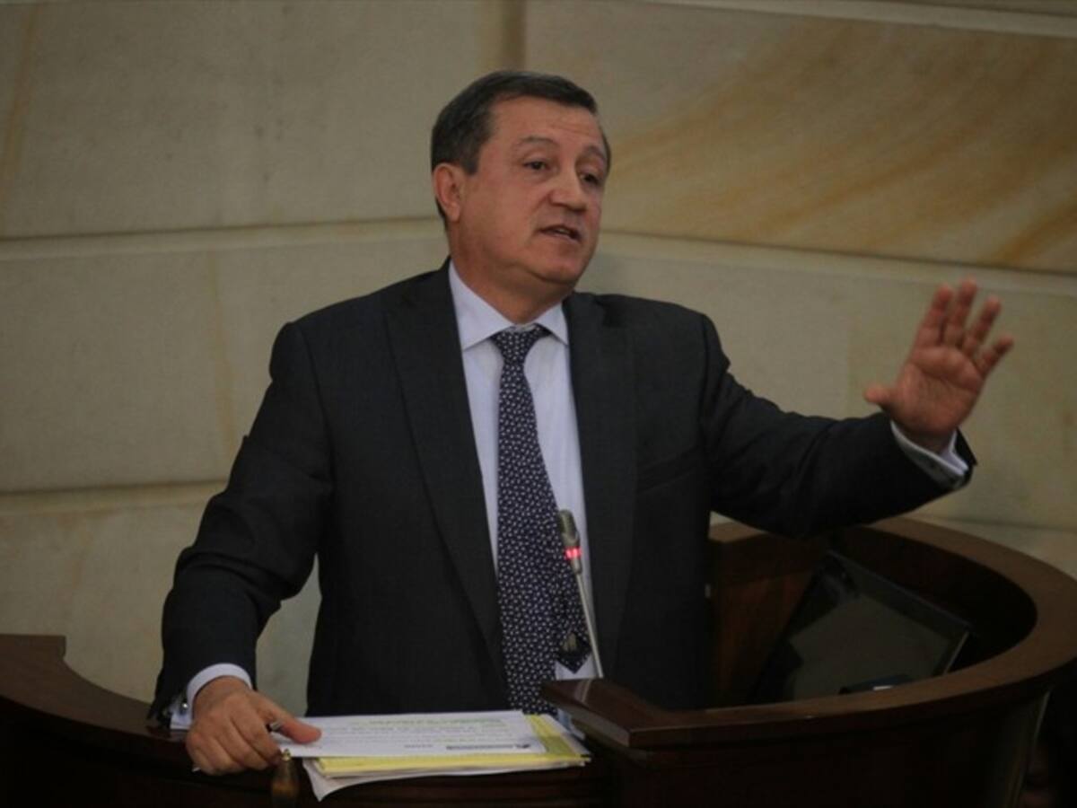 Santos nunca debió sentarse con el Eln, debió imponer cese a actividades: senador Macías