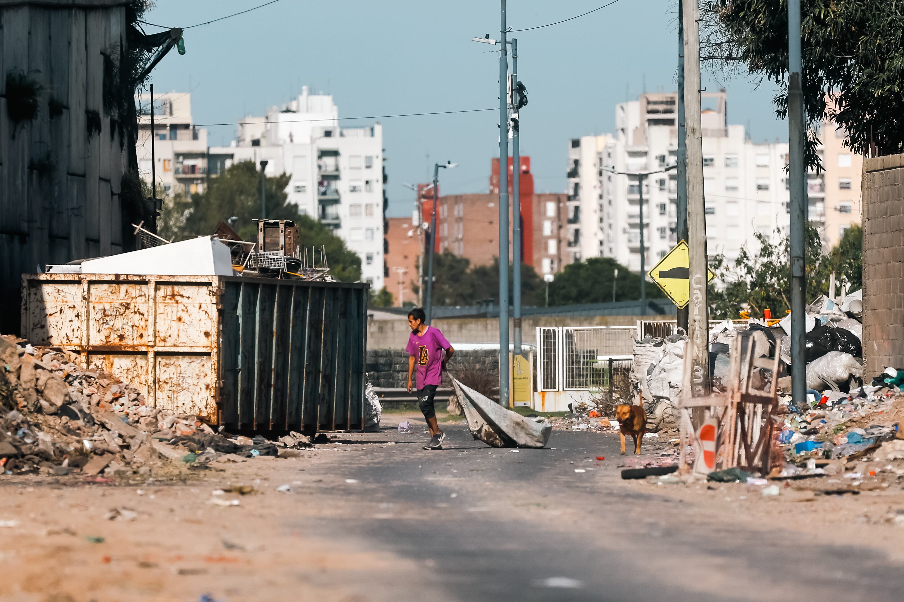 AME3020. BUENOS AIRES (ARGENTINA), 27/03/2024.- Fotografía de una persona en situación de calle este miércoles, en Buenos Aires (Argentina). La pobreza en la población urbana de Argentina se situó en el 41,7 % en el segundo semestre del año pasado, 1,6 puntos porcentuales por encima de la tasa registrada en la primera mitad de 2023, informaron este miércoles fuentes oficiales. Según indicó el Instituto Nacional de Estadística y Censos (Indec) en un informe, el índice de indigencia se situó en el segundo semestre del año pasado en el 11,9 % de las personas, 2,6 puntos por encima de la tasa registrada en el primer semestre de 2023. EFE/ Juan Ignacio Roncoroni