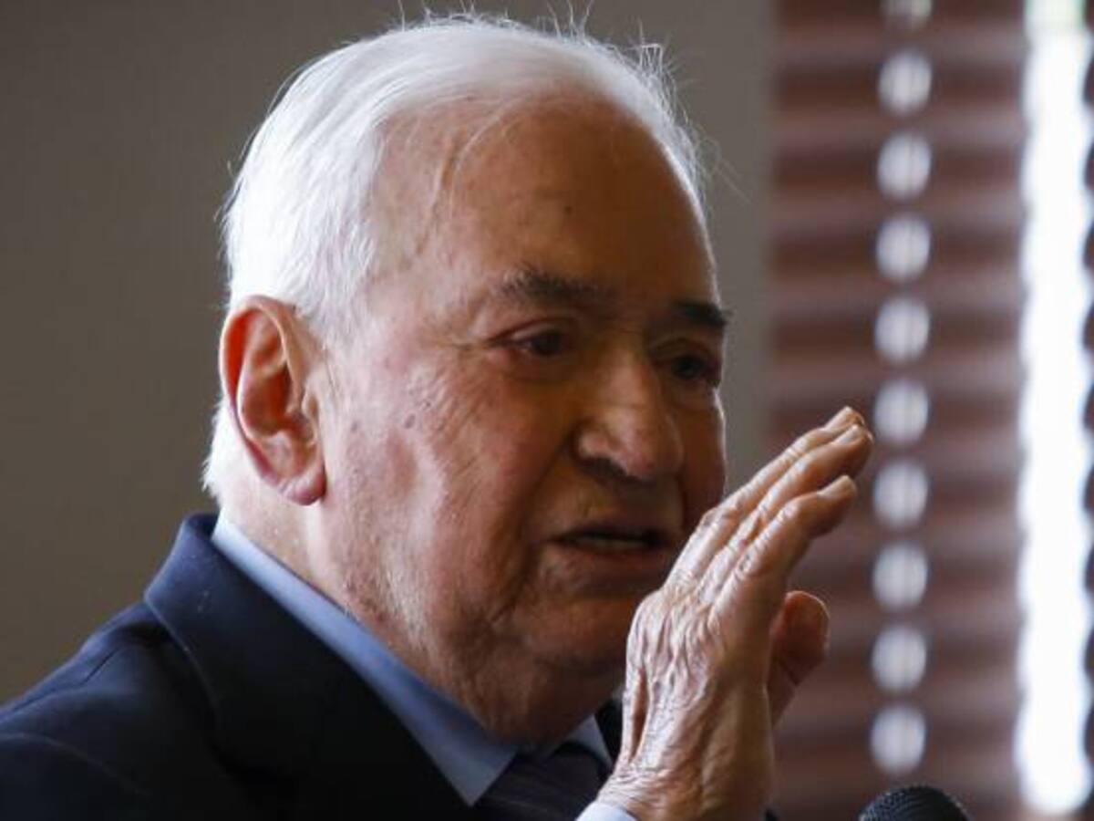 Piden investigar al expresidente Belisario Betancur