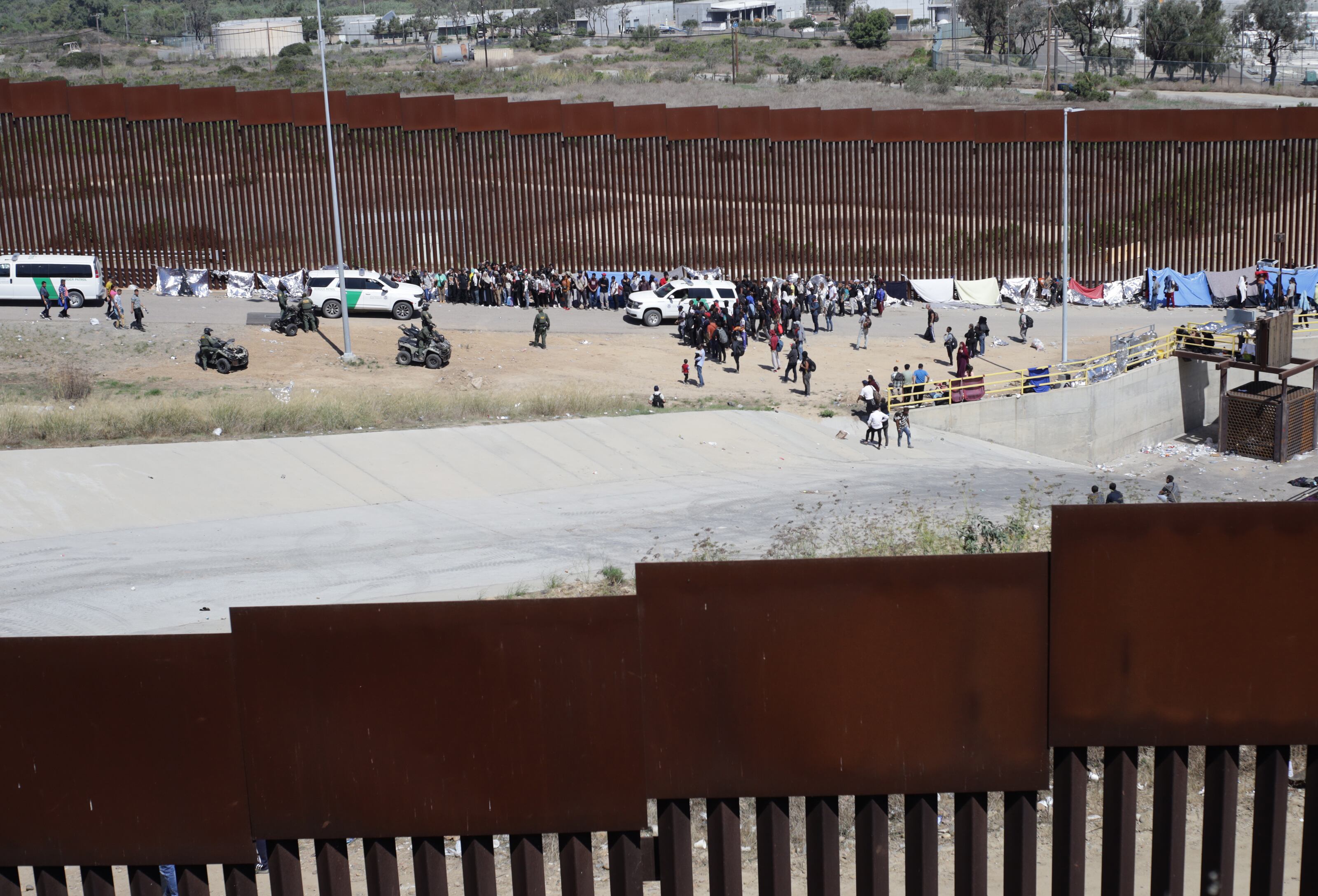 MEX6062. TIJUANA (MÉXICO), 22/09/2023.- Migrantes de diversas nacionalidades acampan junto al muro fronterizo estadounidense, el 21 de septiembre de 2023 en Tijuana, Baja California (México). La variedad de nacionalidades de migrantes que cruzan por México para llegar a Estados Unidos es cada vez mayor porque más personas dejan su países tras la pandemia de la covid-19, lo que ha provocado una nueva oleada migratoria en la región, indicó este viernes la Organización Internacional para las Migraciones (OIM). EFE/Joebeth Terríquez
