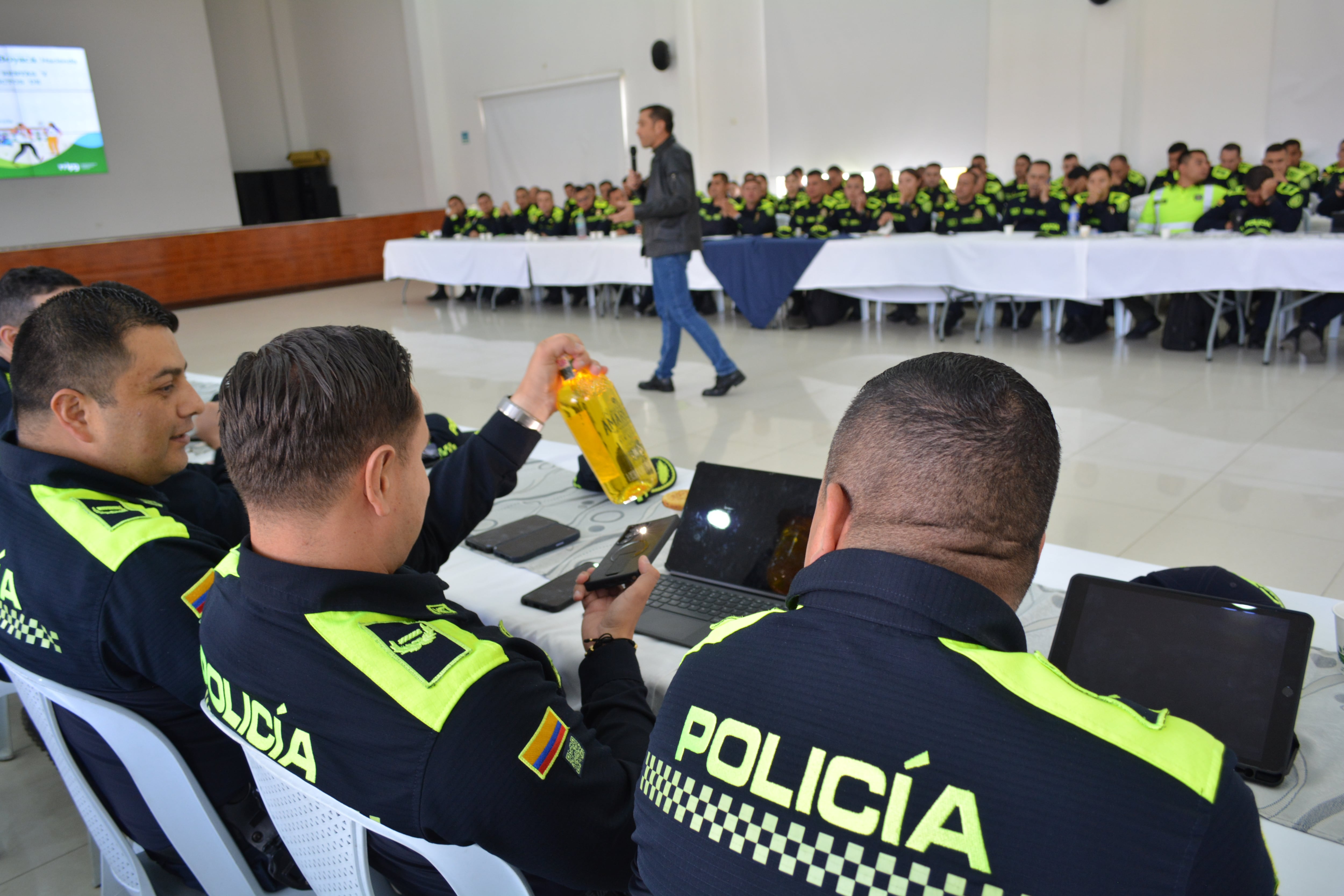 Los policías de Boyacá fueron capacitados en causales de aprehensión, decomiso y requisitos legales para la comercialización y transporte de productos gravados con el Impuesto al Consumo.