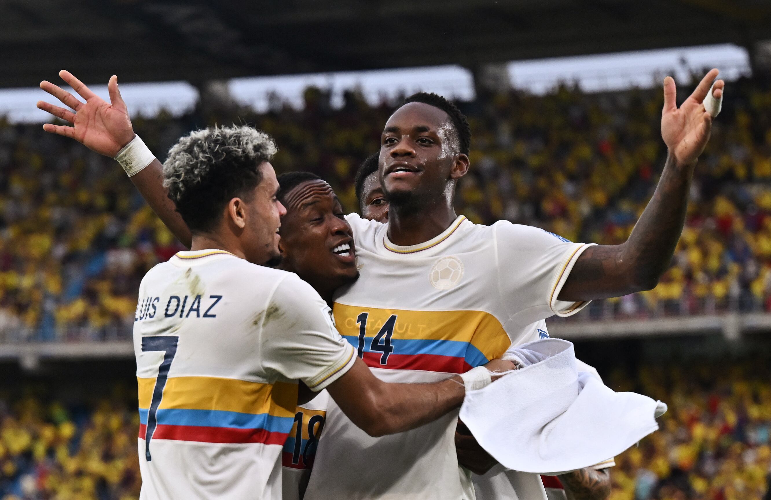 Jhon Durán celebrando junto con Luis Díaz y Luis Sinisterra en la Selección Colombia. (Photo by RAUL ARBOLEDA/AFP via Getty Images)
