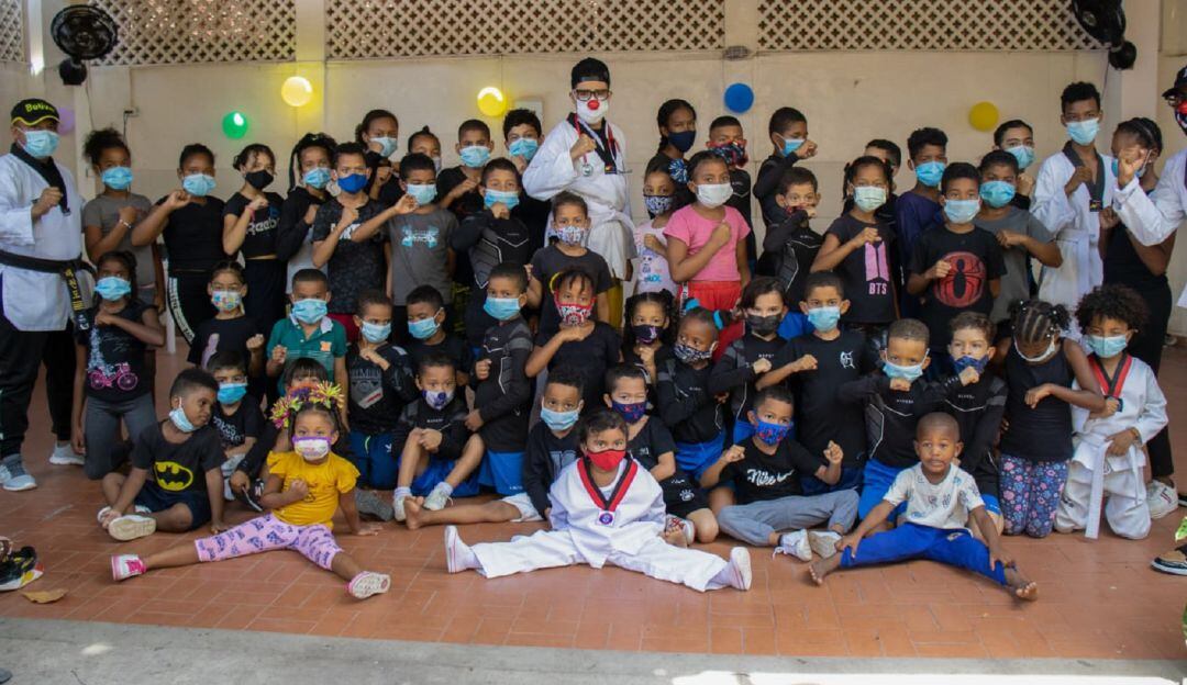 Los niños, entre los cinco y los 13 años, hacen parte de la Escuela Deportiva de Taekwondo de la fundación