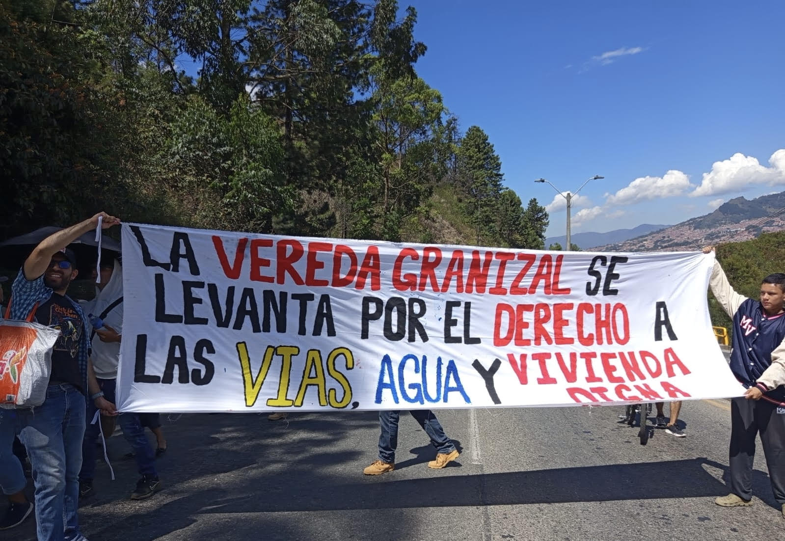La comunidad insiste en que la manifestación continuará hasta llegar a acuerdos con las autoridades locales. Foto: Cortesía.