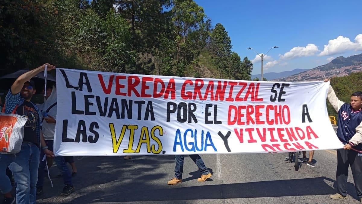 Comunidad de Granizal bloquea autopista Medellín-Bogotá a un mes de la tragedia que dejó 27 muertos