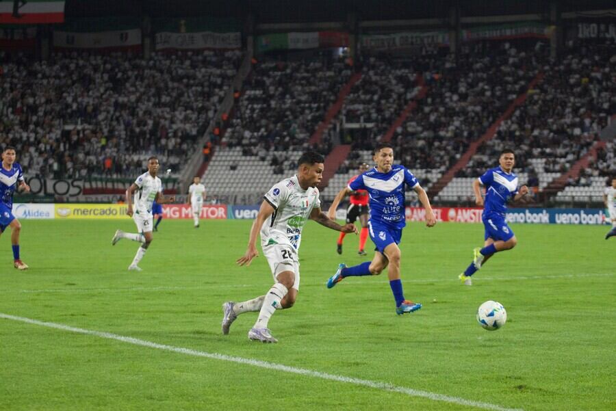 Once Caldas y Gualberto Villarroel en partido de la Copa Sudamericana 2025 / Colprensa