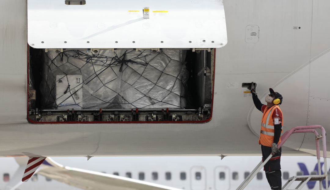 Avión con vacunas de COVID-19. 