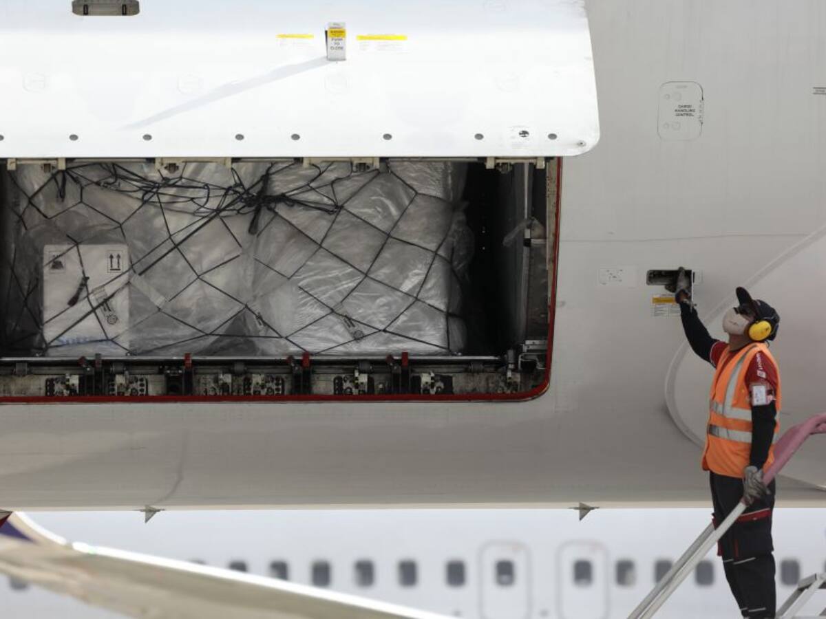 En vivo: así avanza el avión que trae las vacunas de COVID-19 a Colombia