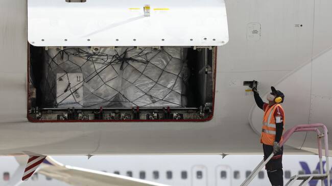 Avión con vacunas de COVID-19.