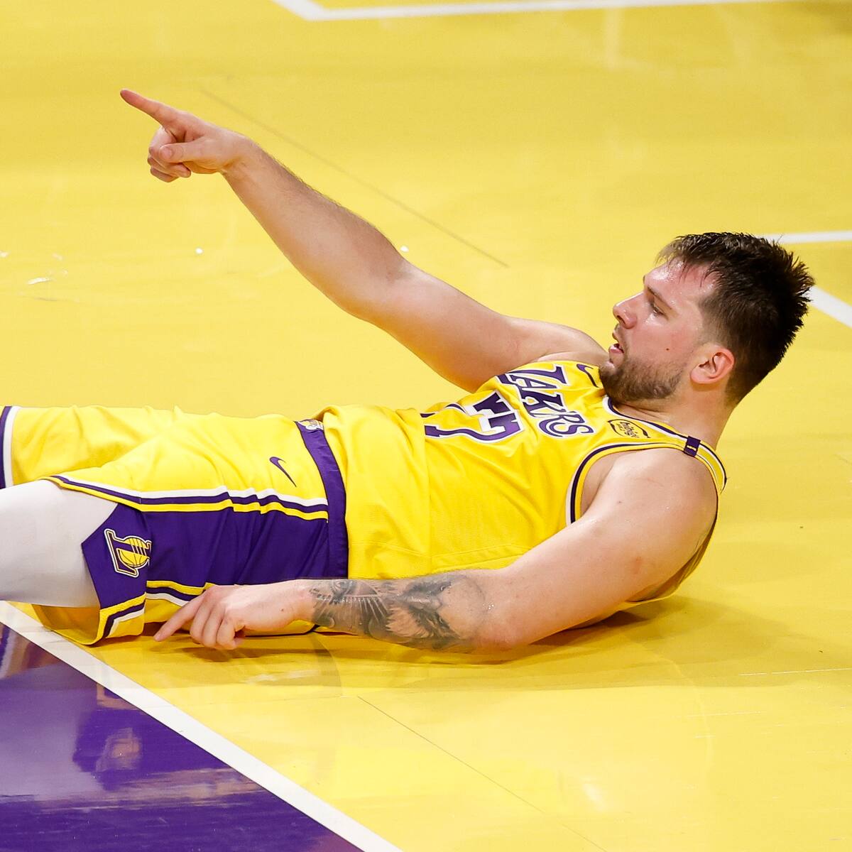 Luka Dončić y LeBron James volvieron a entenderse y Lakers recupera la ilusión en PlayOffs de la NBA
