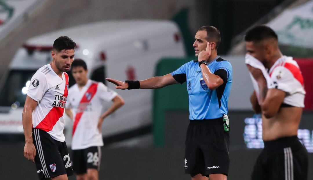 Esteban Ostojich, arbitro central del partido entre River Plate y Palmeiras en la semifinal de la Copa Libertadores.