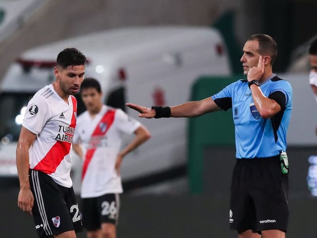Esteban Ostojich, arbitro central del partido entre River Plate y Palmeiras en la semifinal de la Copa Libertadores.
