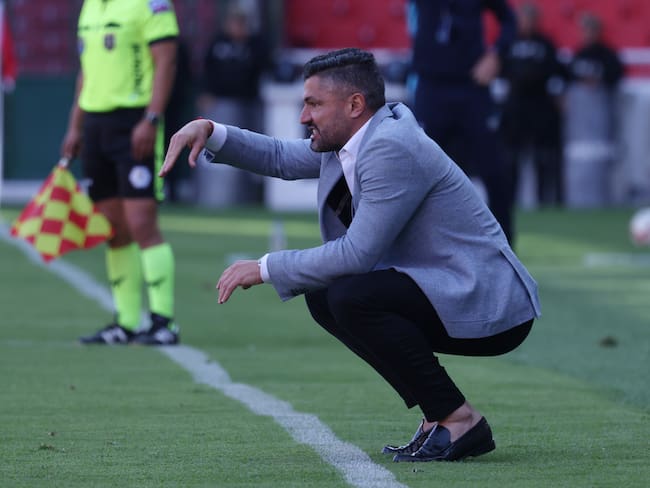 QUITO, ECUADOR - OCTOBER 22: Javier Gandolfi Head Coach of Independiente del Valle reacts during the 2024 Copa Ecuador match between U. Catolica and Independiente del Valle at Estadio Rodrigo Paz Delgado on October 22, 2024 in Quito, Ecuador. (Photo by Franklin Jacome/Agencia Press South/Getty Images)