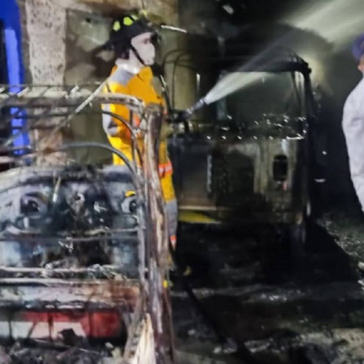 Un garaje y dos motocarros se quemaron en un incendio en Amalfi
