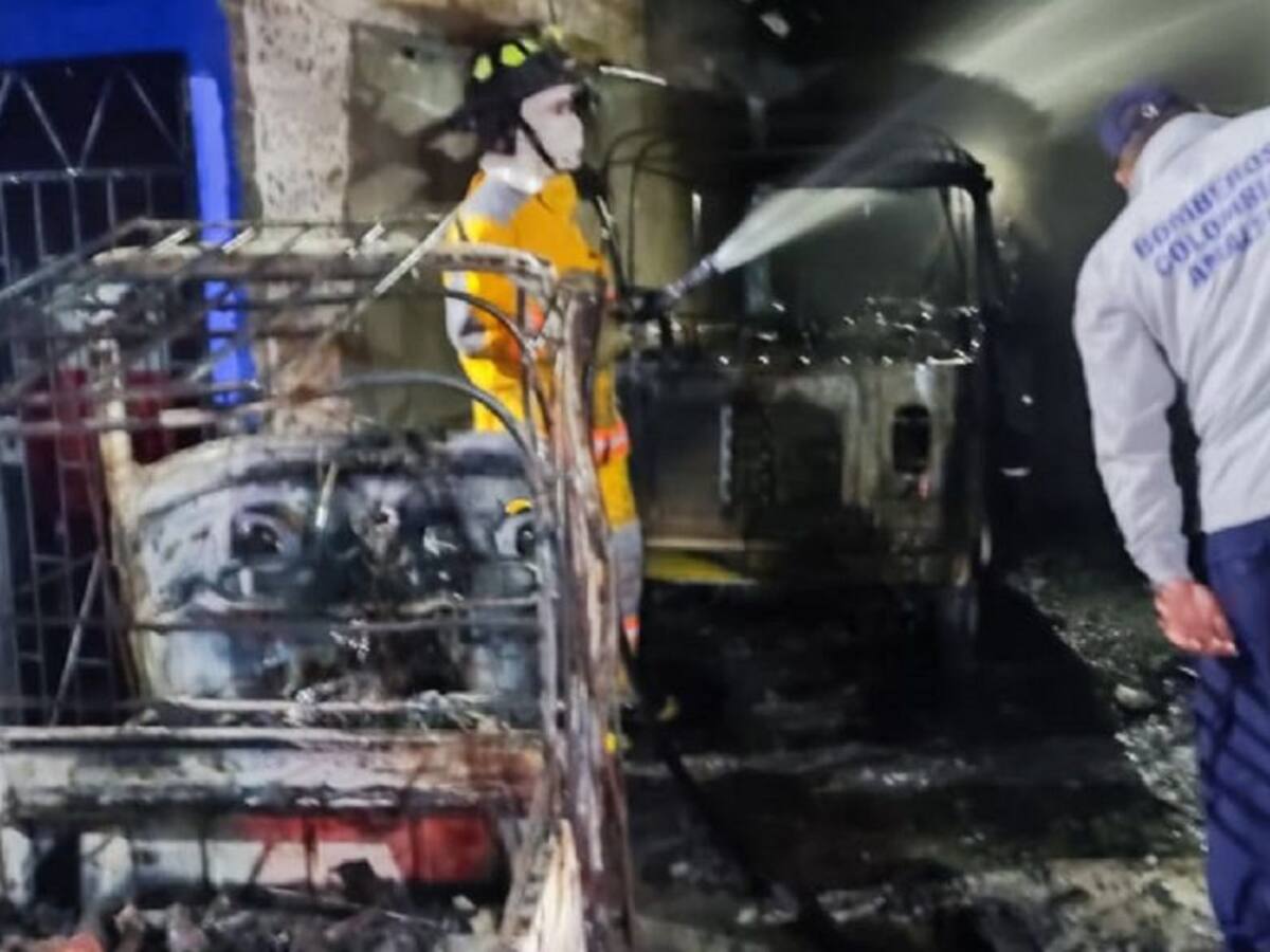 Un garaje y dos motocarros se quemaron en un incendio en Amalfi