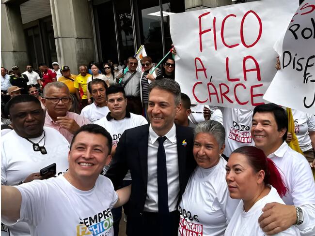 El plantón en Medellín del exalcalde Daniel Quintero antes de responder ante la justicia