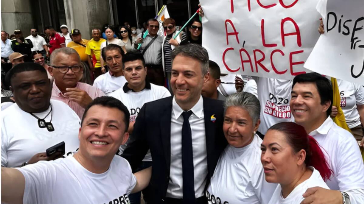 El plantón en Medellín del exalcalde Daniel Quintero antes de responder ante la justicia