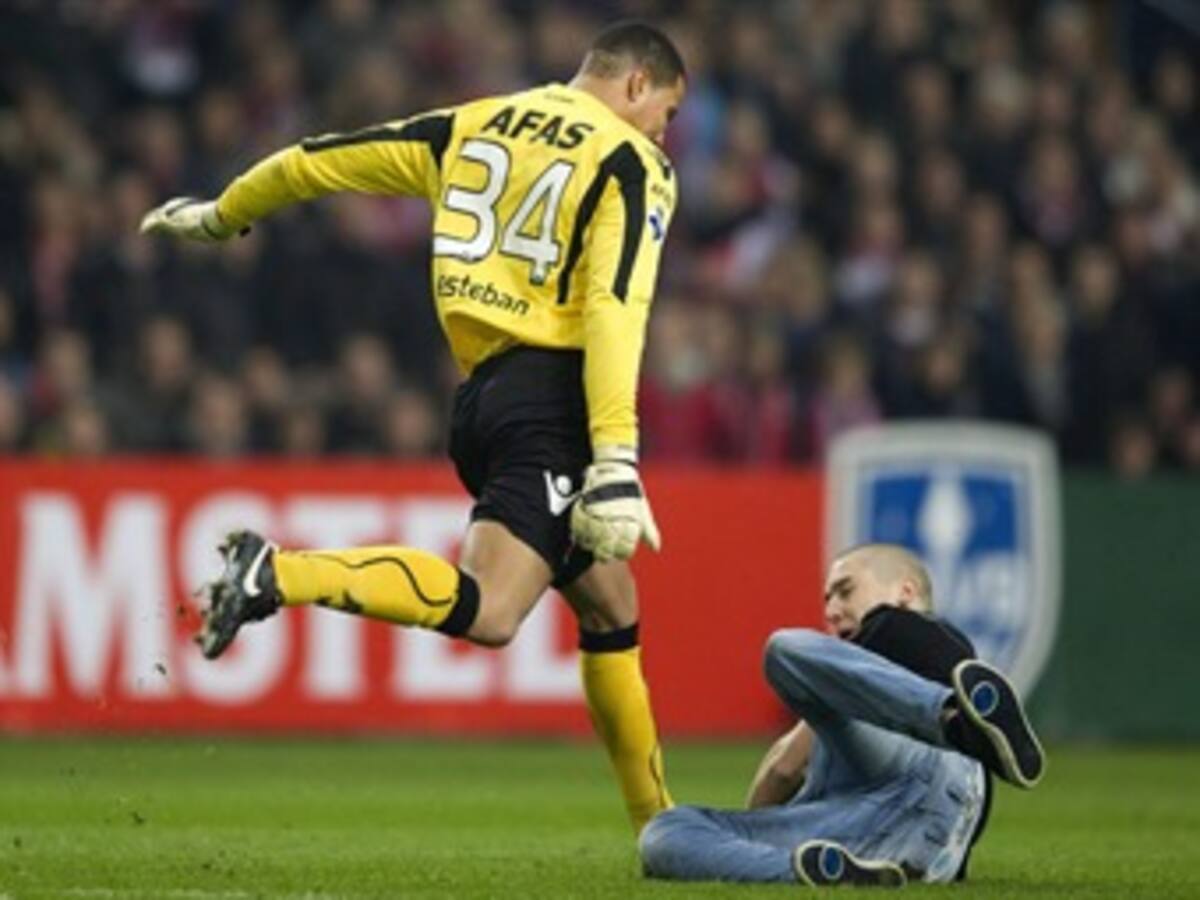 Seis meses de cárcel para hincha del Ajax que agredió al portero del AZ