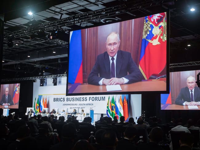 Johannesburg (South Africa), 22/08/2023.- President of Russia Vladimir Putin appears on a monitor as he delivers a recorded speech off location during the 15th BRICS Summit in Johannesburg, South Africa, 22 August 2023. South Africa is hosting the 15th BRICS Summit, (Brazil, Russia, India, China and South Africa), as the group'Äôs economies account for a quarter of global gross domestic product. Dozens of leaders of other countries in Africa, Asia and the Middle East are also attending the summit. (Brasil, Rusia, Sudáfrica, Johannesburgo) EFE/EPA/KIM LUDBROOK