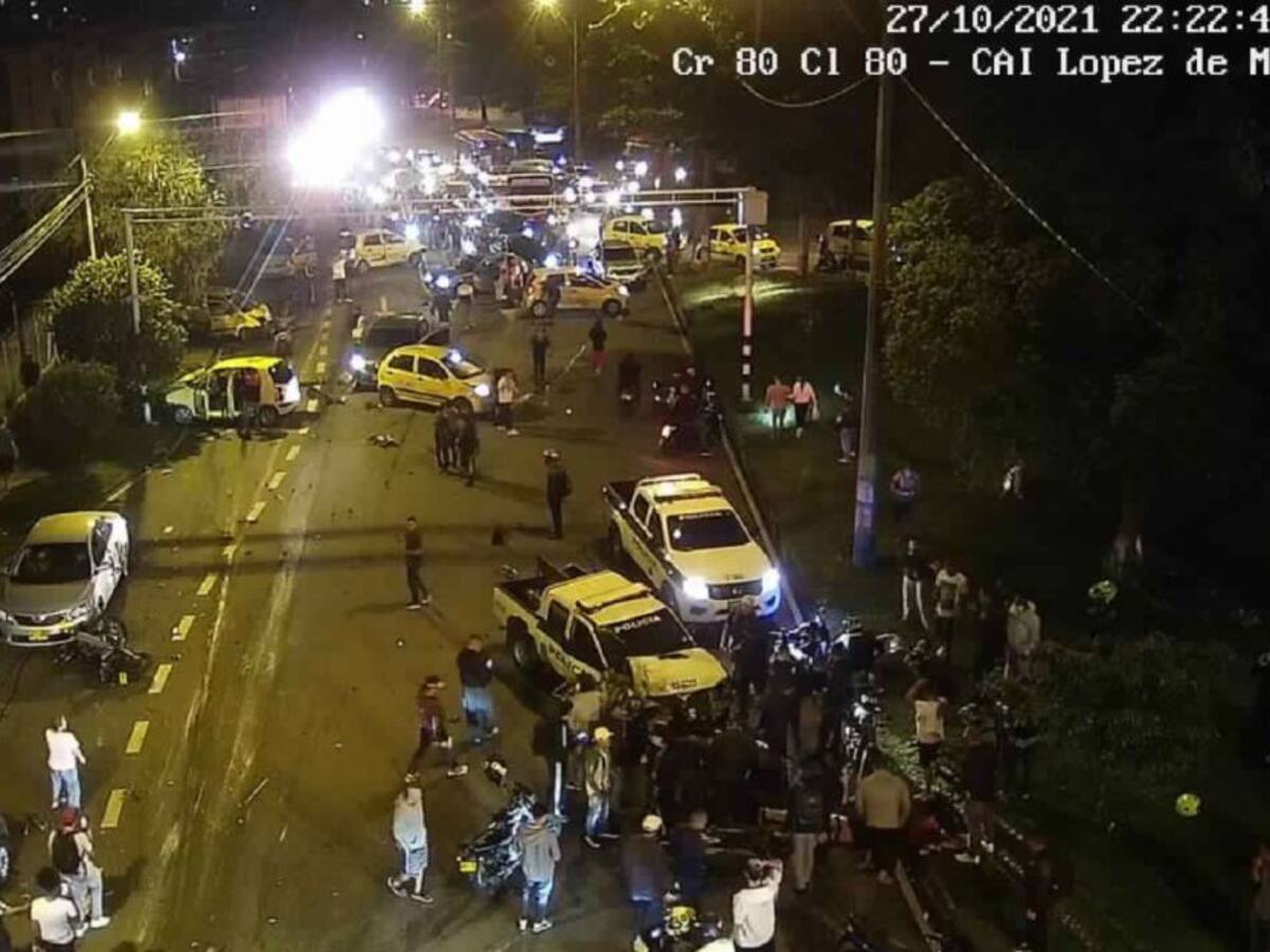 Falleció policía herido en choque de carro de basuras en Medellín