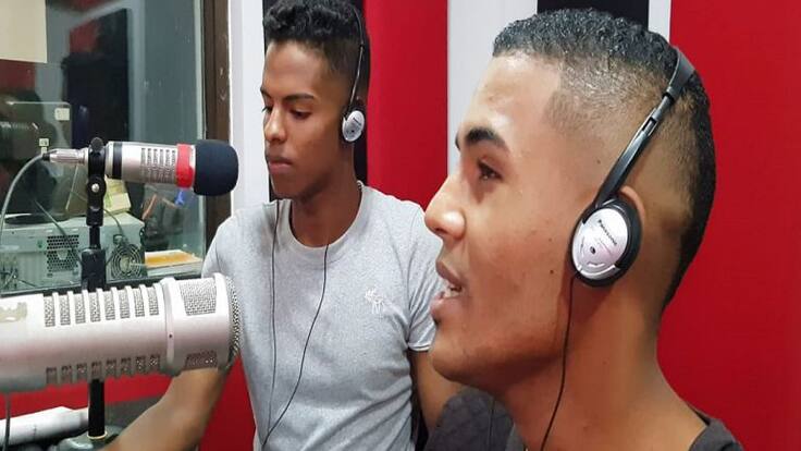 Dos venezolanos que sobreviven cantando en buses de Barranquilla