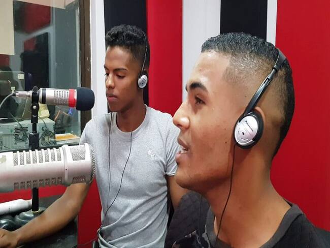 Dos venezolanos que sobreviven cantando en buses de Barranquilla