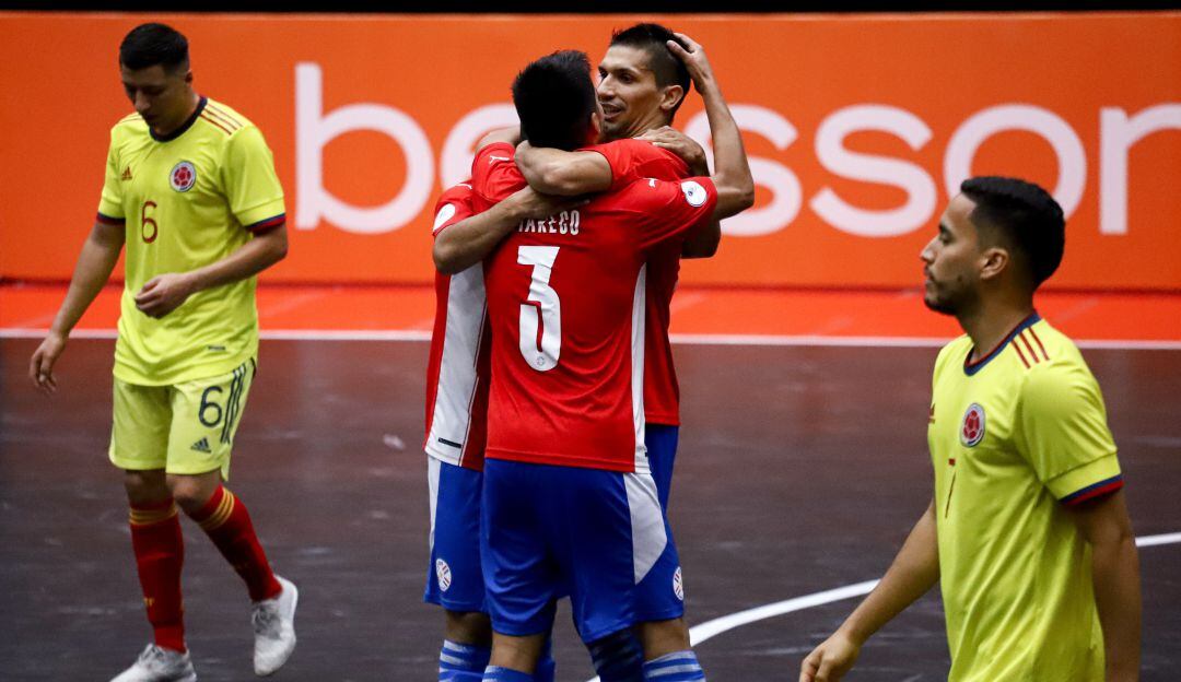 Los jugadores de Paraguay celebran su clasificación a la final ante el desconcierto de los colombianos.