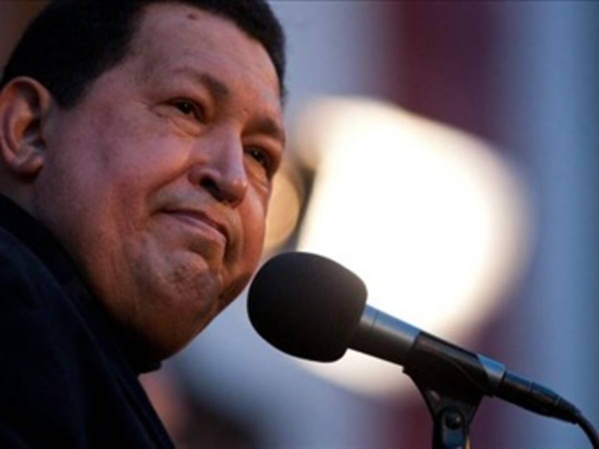 Presidente Santos desea pronta recuperación a Chávez en charla con Nicolás Maduro